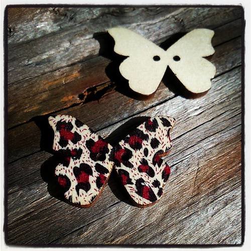 Lot de 2 boutons fantaisie en bois 30x19mm papillon motif panthère 