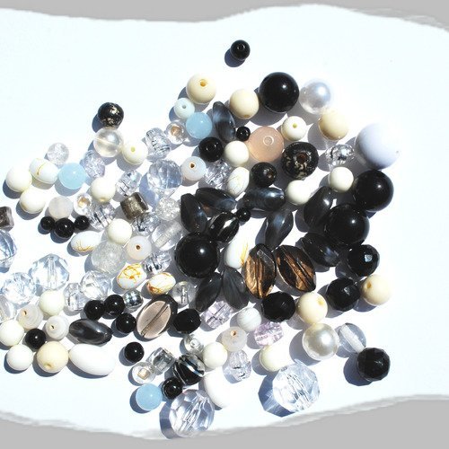 Lot de perles noires et blanches forme et matière diverses