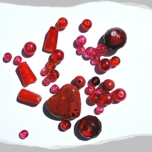 Lot de perles rouges forme et matière diverses