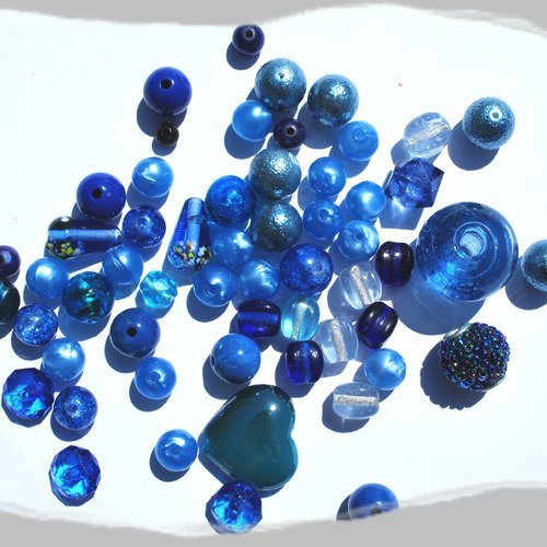 Lot de perles bleues forme et matière diverses