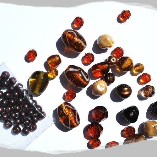 Lot de perles marrons forme et matière diverses