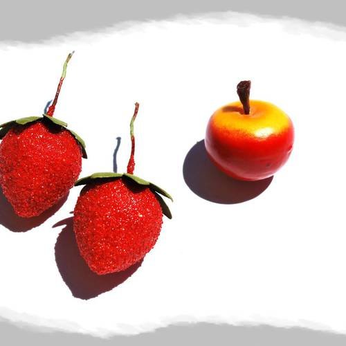 Fraises et pomme rouge miniatures