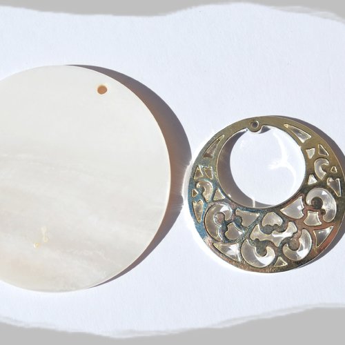 Deux pendentifs nacre blanche et métal argenté