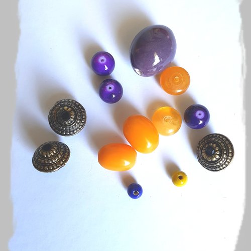 Lot de perles jaunes, violettes, et métal bronze doré