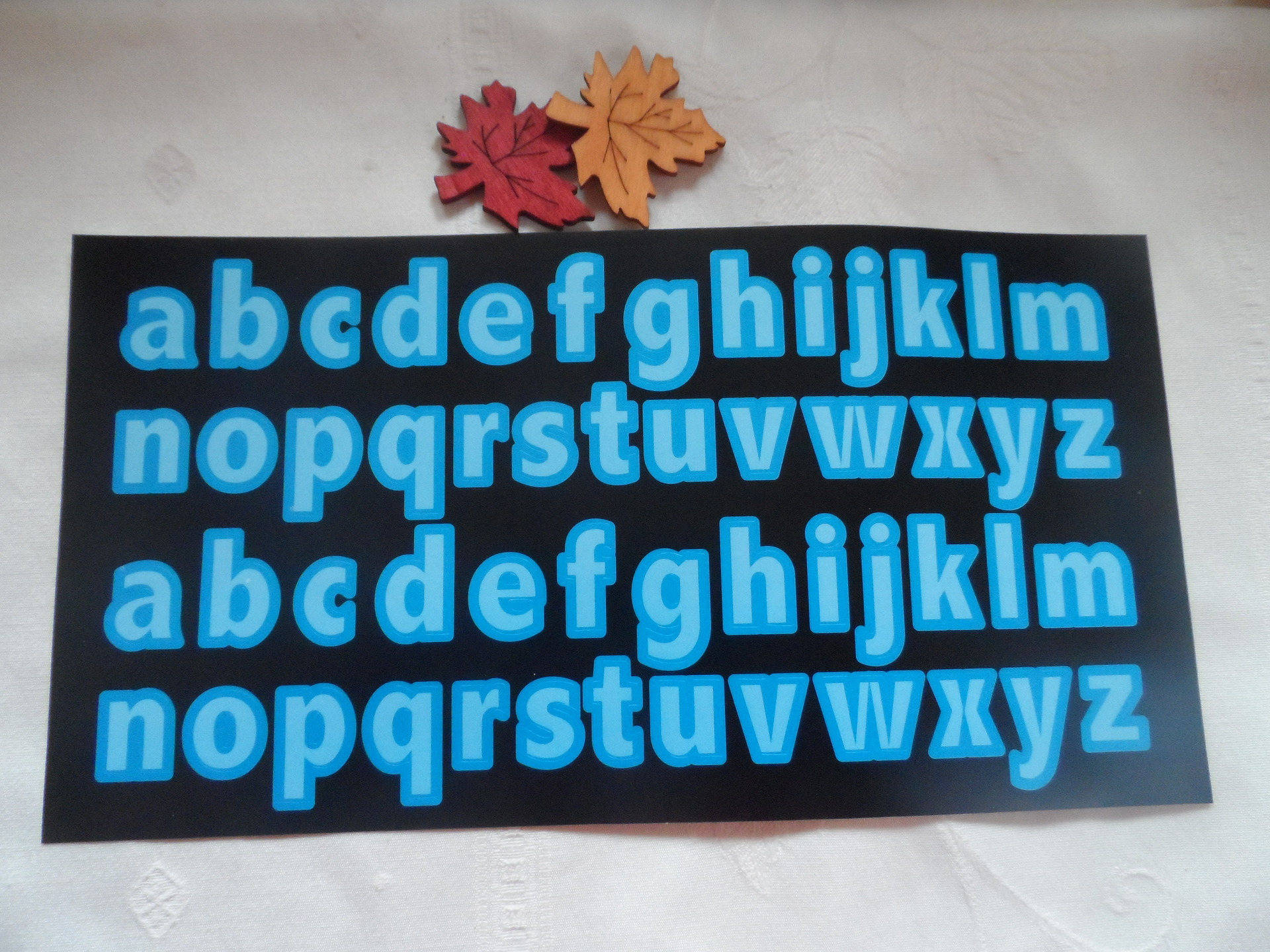 1 lettre bizarre de différentes couleur