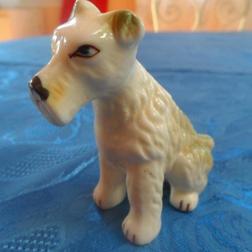 Chien Assis En Porcelaine Race Fox Terrier Marronblanc