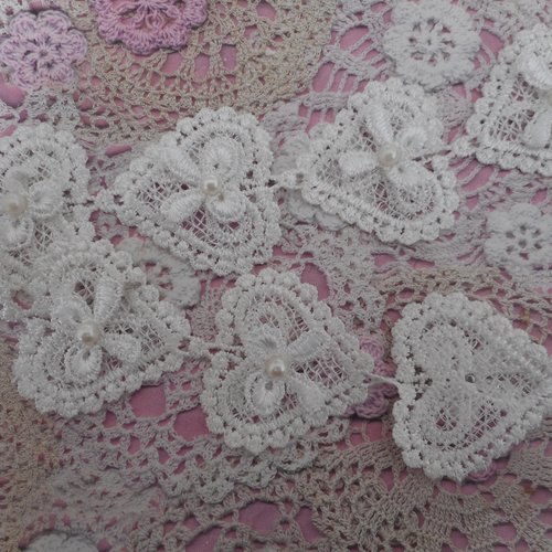 Coeurs en dentelle blanc cassé petit noeud et perle blanche pour mariage, créations shabby chic, vendu par 4 coeurs 5,00 cm de hauteur.