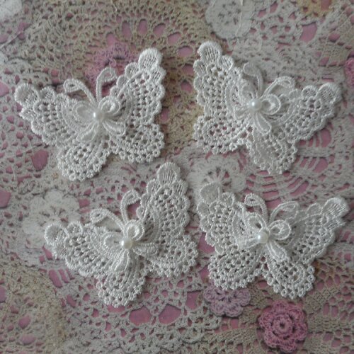Papillons en dentelle blanc et noeud avec perle blanche pour créations chabby chic, 8,00 cm de large.