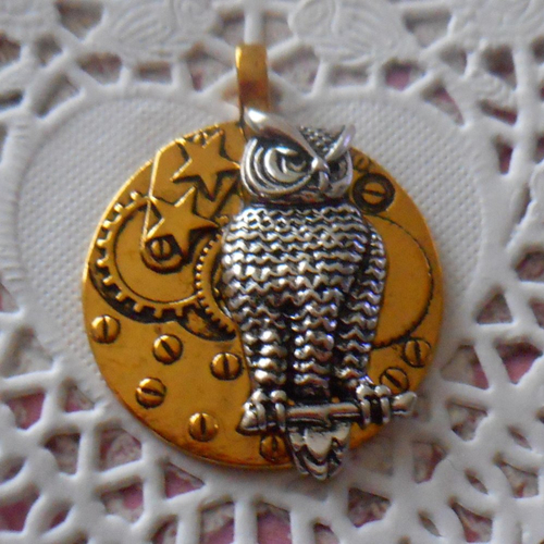 Breloque hiboux en métal doré pour broche, collier, création de bijoux, pendentif, bijou de sac, de 4,20 cm de hauteur.