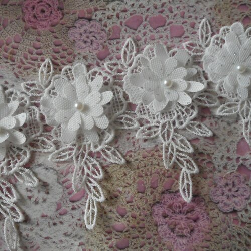 Appliques fleurs blanches en polyester et perles pour robe de mariée, headband, créations shabby chic, lingerie, par 4 fleurs.