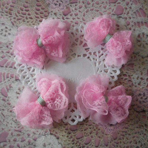 Noeuds roses sur tulle pour mariage, créations shabby chic, barrettes, par 4 noeuds, de 5,00 cm de largeur.