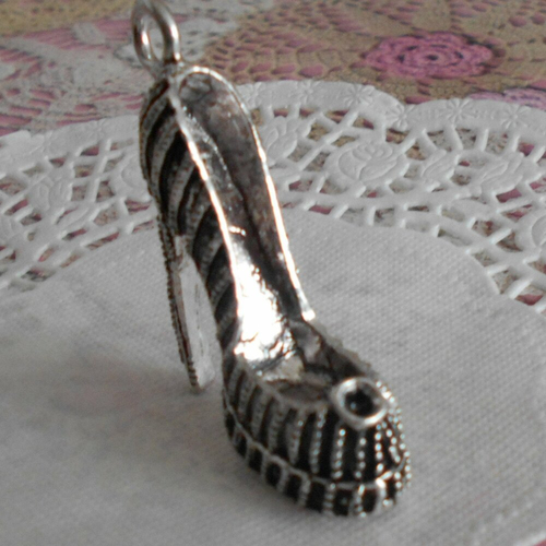 Breloque chaussure à talon en métal argenté aspect vieilli pour pendentif, collier, bijou de sac, porte clés, 4,00 cm de hauteur.