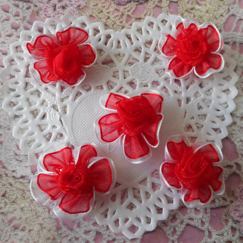 Fleurs rouges en organza et bordure satin blanc pour barrettes, headband, layette, lingerie, par 10 fleurs, de 2,50 cm de diamètre.