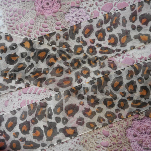 Ruban en organza motif léopard en polyester, fabrication de noeuds,  lingerie, couture, vendu au mètre, de 4,00 cm de largeur.