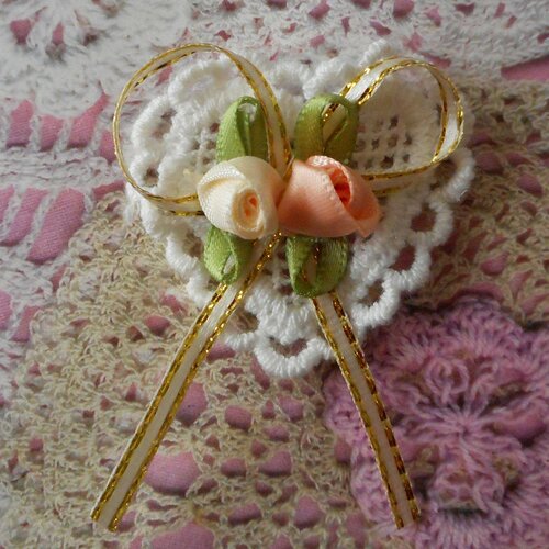 Coeurs en dentelle blancs avec fleurs en satin et ruban doré, pour barrettes, headband, lingerie, 6,00 cm de hauteur.