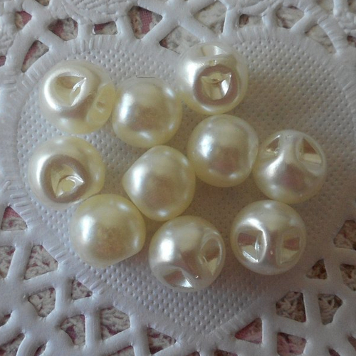 Boutons perles ivoire nacré pour robe de mariée, créations shabby chic, layette, de 1,00 cm de diamètre, vendu par 10 boutons.