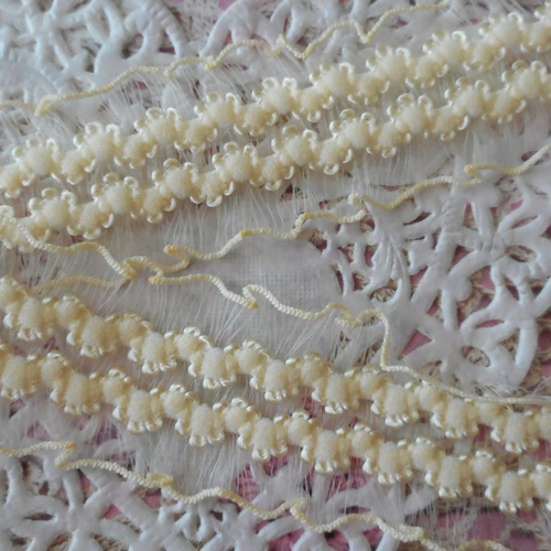 Dentelle jaune vanille en organza pour créations shabby chic, robe de mariée, layette, carterie, vendue au mètre, de 2,50 cm de largeur.