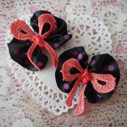 Noeud noirs à pois roses et noeud en dentelle, saumon, par 2 noeuds, pour headband, serre tête, shabby chic, de 5,50 cm de large