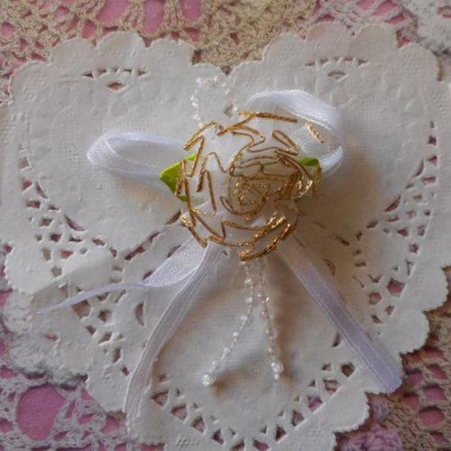 Fleur en organza blanc et fil or sur un noeud en satin, pour mariage, créations shabby chic, de 6,50 cm de hauteur.