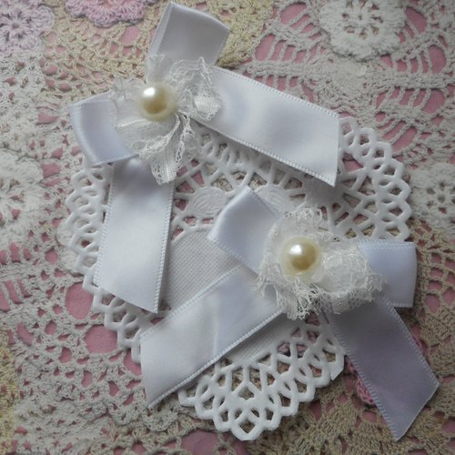 Noeuds blancs en satin avec perle pour créations shabby chic, robe de mariée, vendu par 2 noeuds, de 7,00 cm de haut.
