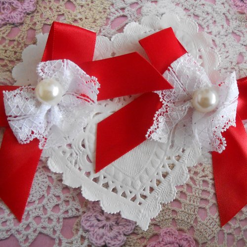 Noeuds rouges en satin avec dentelle et perles, pour créations shabby chic, robe de baptême, vendu par 2 noeuds, de 7,00 cm de hauteu
