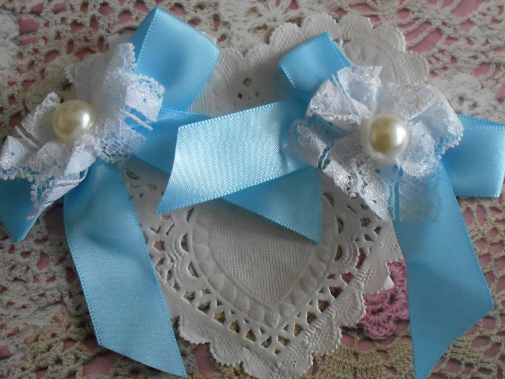 10 Belle Bleu 2.5 cm satin Rosebuds sur nœud en satin avec perles Ref B25 