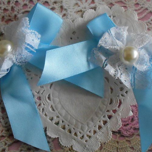 Noeuds bleus en satin avec dentelle et perles, pour créations shabby chic, robe de baptême, vendu par 2 noeuds, de 7,00 cm de hauteu