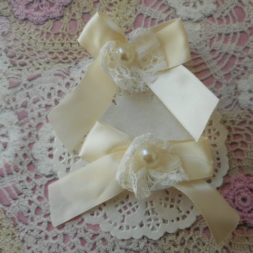 Noeuds ivoire en satin avec perle pour créations shabby chic, robe de mariée, vendu par 2 noeuds, de 7,00 cm de hauteu