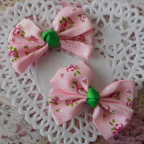 Noeuds roses à fleurs pour serre-tête, headband, vêtements enfants, barrettes, de 5,50 cm de largeur, par 2 noeuds.