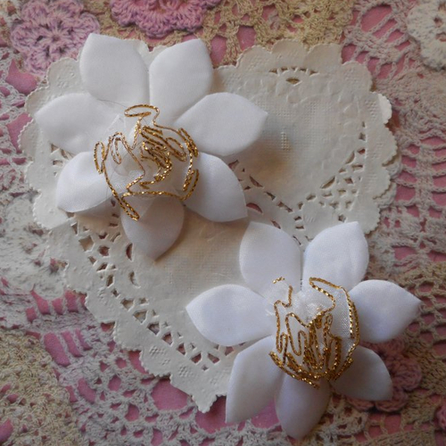 Fleurs en organza blanches pour créations shabby chic, robe de mariée, vendue par 2 fleurs, de 6,00 cm de diamètre.