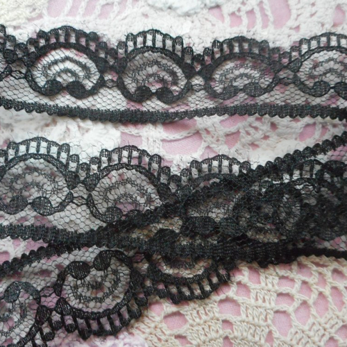 Dentelle noire aux motifs coeurs  lingerie, couture, vendue au mètre, de 2,50 cm de largeur.
