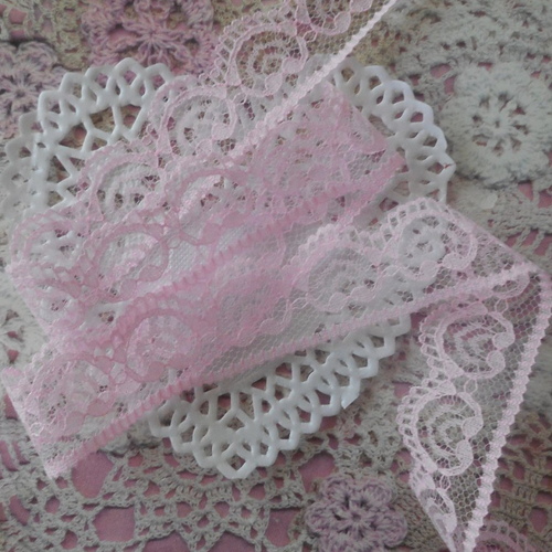 Dentelle rose aux motifs coeurs  lingerie, couture, vendue au mètre, de 2,50 cm de largeur.