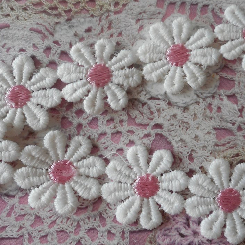 Fleurs blanches aux coeurs roses pour créations shabby chic, layette, headband, vendu par 10 fleurs, de 2,50 cm de diamètre.