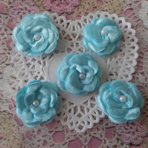 Fleurs en satin bleu et perle blanche pour créations shabby chic, headband, barrettes, de 3,50 cm de diamètre, vendu par 5 fleurs.