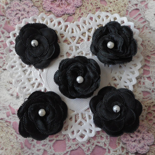 Fleurs en satin noir et perle blanche pour robe de soirée, headband, barrettes, tour de cou, de 3,50 cm de diamètre, vendu par 5 fleurs.