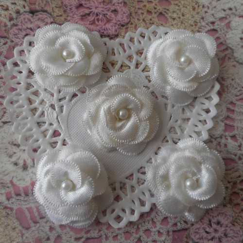 Fleurs en satin blanc et perle blanche pour robe de soirée, headband, barrettes, tour de cou, de 3,50 cm de diamètre, vendu par 5 fleurs.