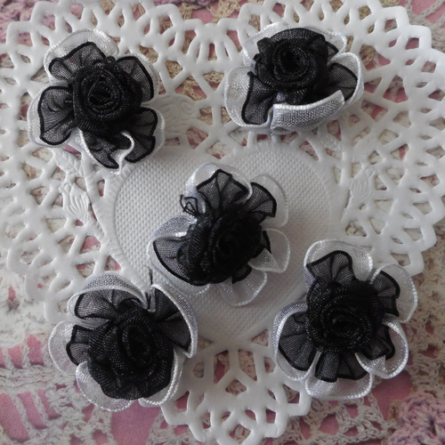 Fleurs noires et blanches en organza et bordure satin pour barrettes, headband, layette, lingerie, par 10 fleurs, de 2,50 cm de diamètre.