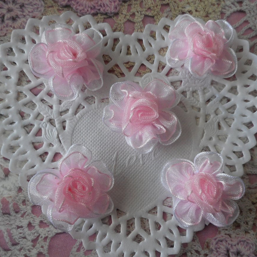 Fleurs roses en organza et bordure satin pour barrettes, headband, layette, lingerie, par 10 fleurs, de 2,50 cm de diamètre.