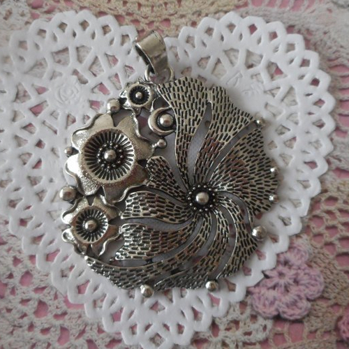 Breloque fleur en métal argenté pour pendentif, collier, bijou de sac, porte clés, de 6,00 cm de hauteur.