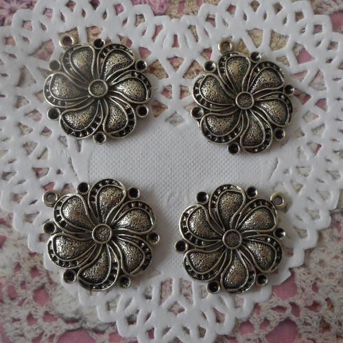 Breloques fleurs en métal argenté aspect vieilli pour pendentif, collier, bijou de sac, porte clés, vendu par 4, de 3,00 de diamètre.