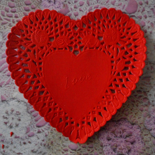 Napperons rouges en papier en forme de coeur vendus par 30 pour carterie, en pâtisserie, scrapbooking, de 10,50 cm de hauteur.