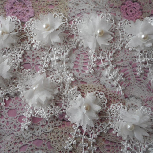 Appliques fleurs blanches en polyester et perles pour robe de mariée, headband, créations shabby chic, lingerie, par 5 fleurs