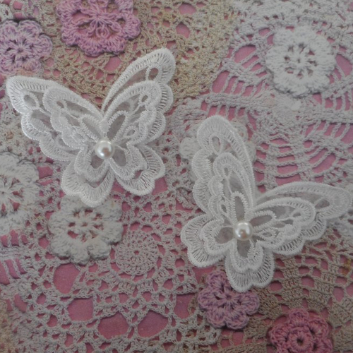 Papillons doubles blancs en organza avec perles blanches pour créations chabby chic. headband, par 2 papillons, de 6,50 cm de largeur.