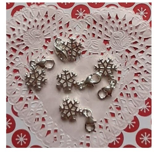 Breloques de noël en métal argenté en forme de cristaux de neige avec un mousqueton, par 5 breloques.