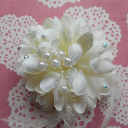 Fleur blanc cassé en tissu satiné avec plumes blanches, perles et strass, 9,00 cm de diamètre, vendue à l'unité.