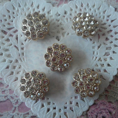 Boutons ronds en plastique doré avec 14 strass pour mariage, vendu par 5 boutons, 2,00 cm de diamètre.
