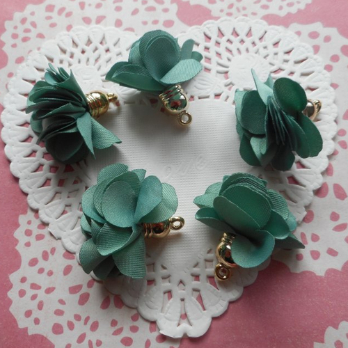Pompons  fleurs verts en tissu, par 5 pompons, pour créations shabby chic, fabrication de  bijou de sac, porte clés, 3,00 cm de hauteur.