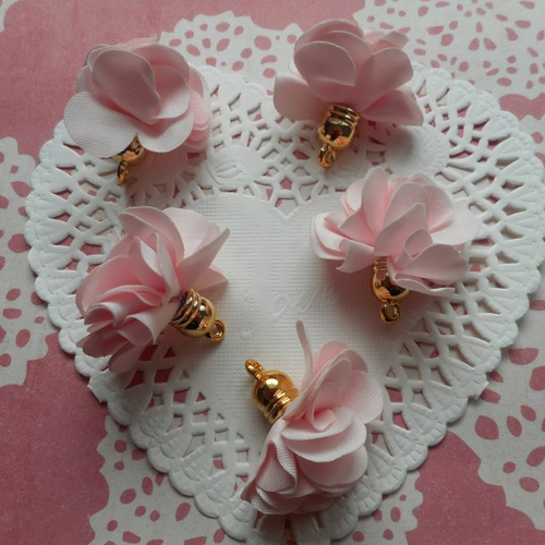 Pompons fleurs roses en tissu, par 5 pompons, pour créations shabby chic, fabrication de  bijou de sac, porte clés, 3,00 cm de hauteur.