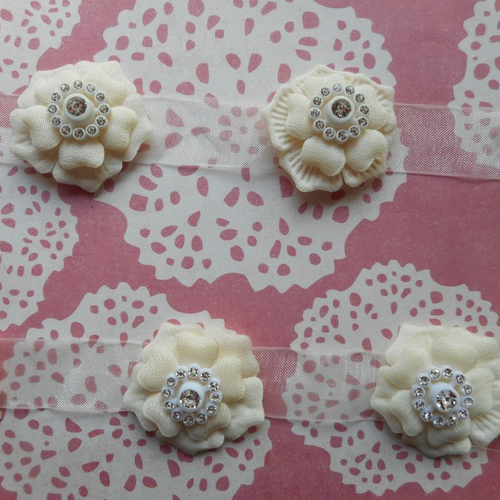 Fleurs en tissu ivoire satiné et cabochon blanc au centre avec strass pour créations shabby chic, mariage, barrettes, vendu par 5 fleurs.