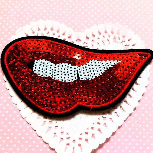 Applique lèvres en sequins à coudre ou à coller pour customisation de vêtements, largeur 11,00 cm.